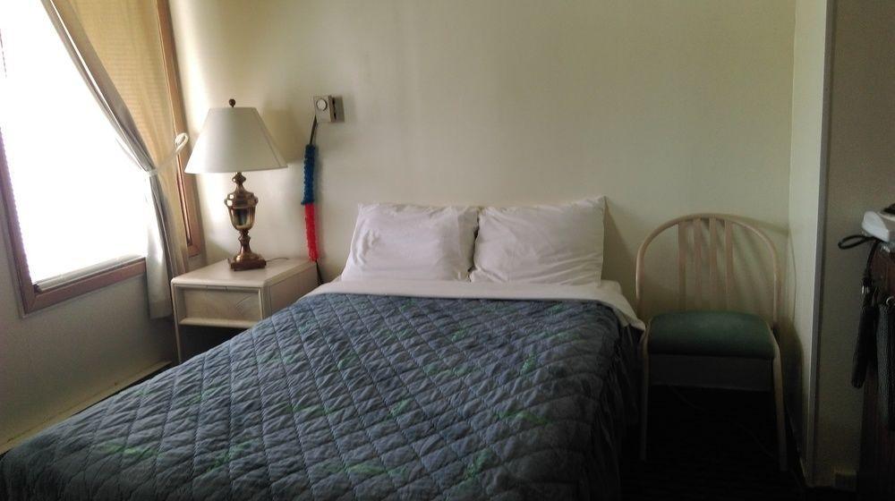 Bay Lake Inn - Frontiersman Motel Latchford Bagian luar foto
