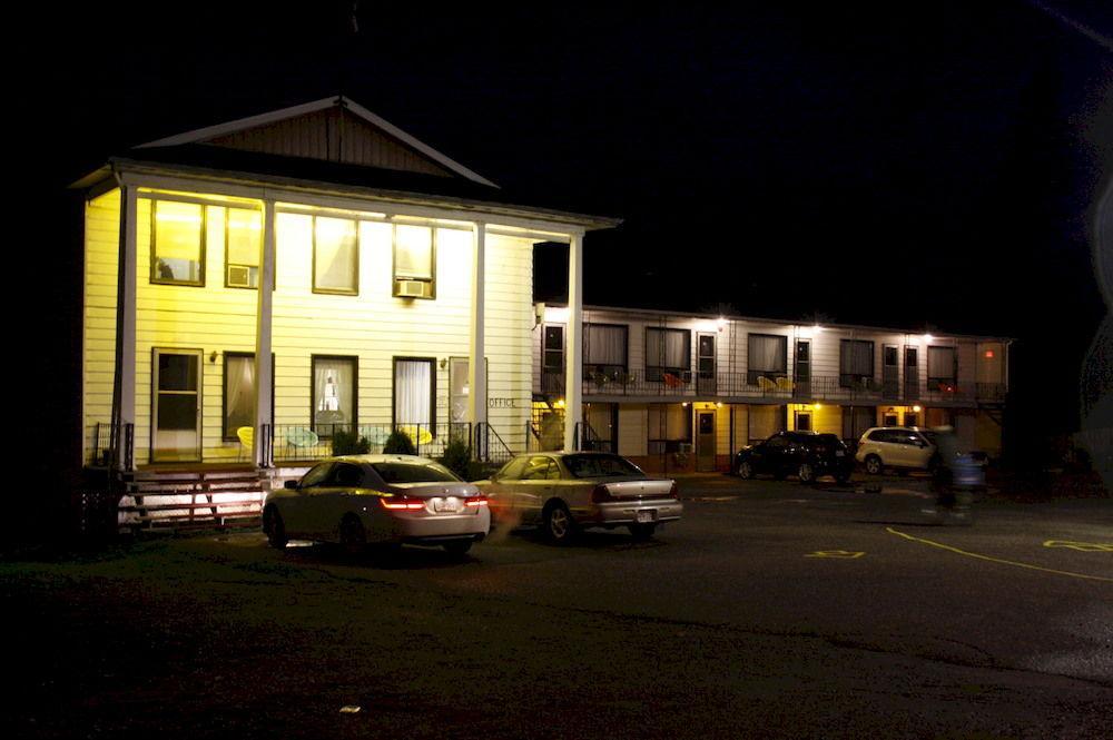 Bay Lake Inn - Frontiersman Motel Latchford Bagian luar foto