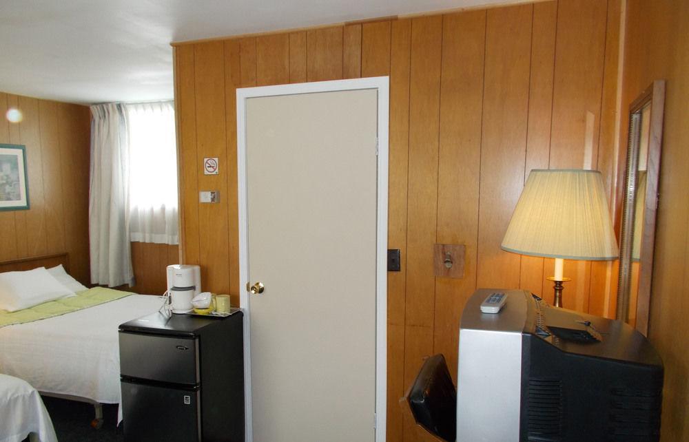 Bay Lake Inn - Frontiersman Motel Latchford Bagian luar foto